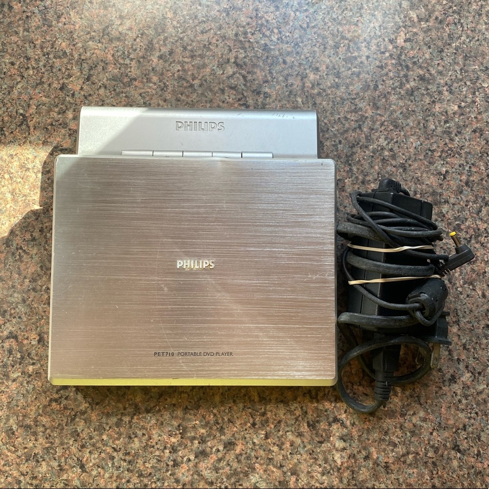Philips PET710 Portable DVD Player (7") & Rechargeable Battery Pack